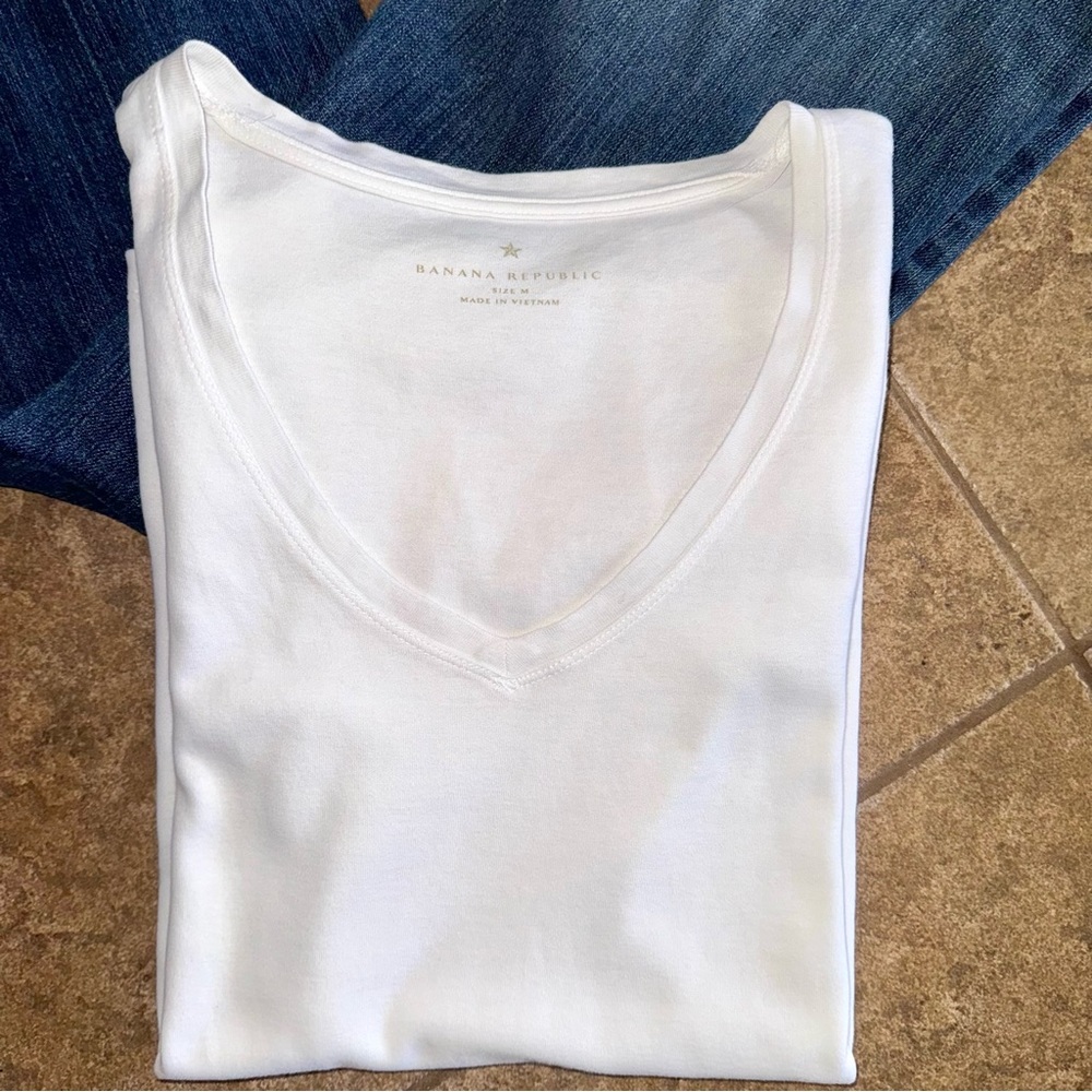 GUC - Banana Republic White V Neck Tee